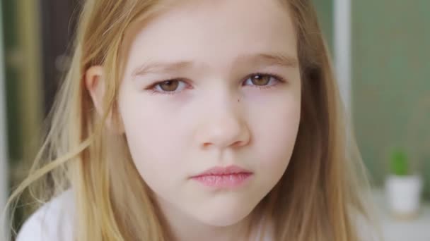 Egy szomorú, édes kislány portréja. gyermeki veszekedések és neheztelések. — Stock videók