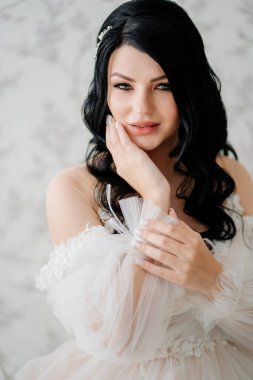 Beyaz elbiseli güzel esmer gelin. makyaj sanatçısı ve stilist hizmetleri. 