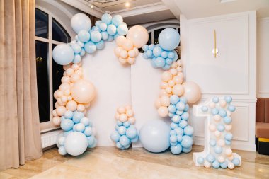 Balonlu fotoğraf bölgesi ve ilk doğum gününü kutlamak için bir numara.