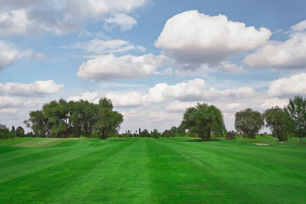 Landscape. golf course and sky with clouds. lawn grass. — Zdjęcie stockowe