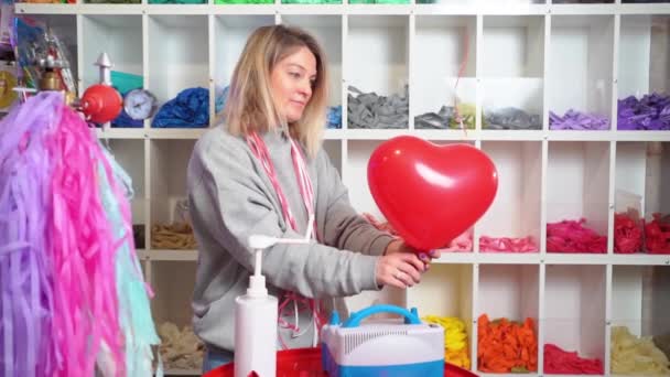 Arbeit Aerodesigner. eine Frau behandelt den Ballon vor dem Aufblasen mit Gel. — Stockvideo