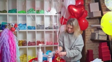 Kadınlar ağırlıklarını küçük altın yıldız şeklinde balon bileşimine bağlarlar.. 