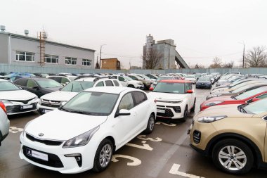 Açık havada ikinci el arabaları park etmek. karlı satış ve araba satın alma.