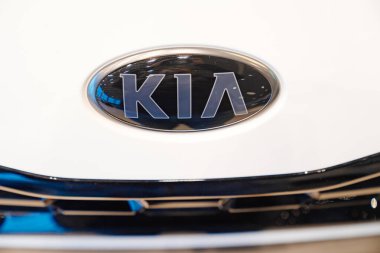 Araba galerisindeki beyaz araba logosu. Kira, araba satışı.