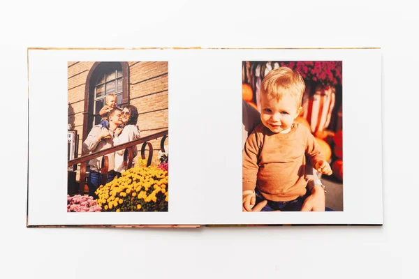Páginas de um fotolivro de uma sessão de fotos de família. — Fotografia de Stock