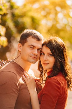 Güz yürüyüşüne çıkmış güzel, mutlu bir çift.. 