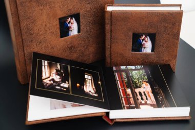 Kahverengi deri kaplamalı düğün fotoğrafları ve kapağında fotoğraflar.