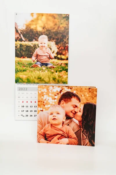 Calendar for 2022 with a photo of boy and photobook from a family photo shoot. — Stock Photo, Image