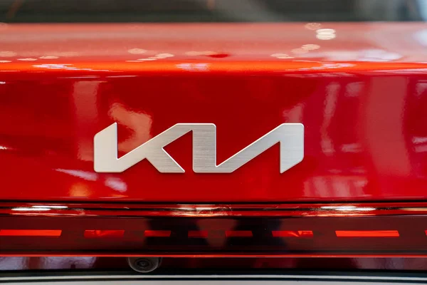 Araba galerisindeki kırmızı arabanın logosu. Kira, araba satışı.