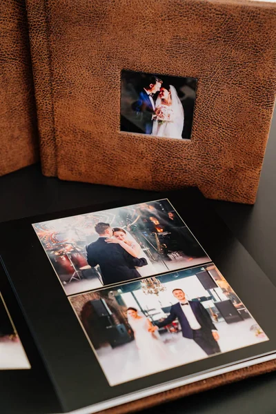 Fotolivros de casamento em couro marrom encadernação com fotos na capa — Fotografia de Stock