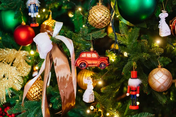 Voiture jouet. jouets vintage sur le sapin de Noël. Nouvel an rétro décor à la maison. — Photo