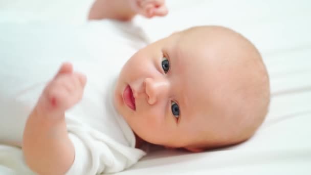 Zicht van bovenaf. schattig baby op een wit laken. — Stockvideo