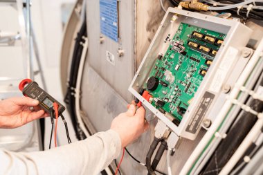 Manyetik rezonans görüntüleme aygıtı tarayıcısının elleri.