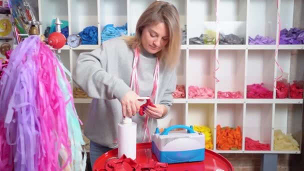 Arbeit Aerodesigner. eine Frau behandelt den Ballon vor dem Aufblasen mit Gel. — Stockvideo