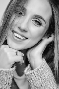Siyah-beyaz. Çekici bir genç kadın. Doğal güzellik ve kozmetik.