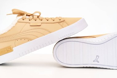 Açık kahverengi kış ayakkabıları Puma beyaz arka planda beyaz tabanlı kürklü..