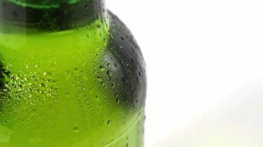 Kapat. Damlalar şişenin soğuk yeşil camından aşağı akar. yoğunlaştır