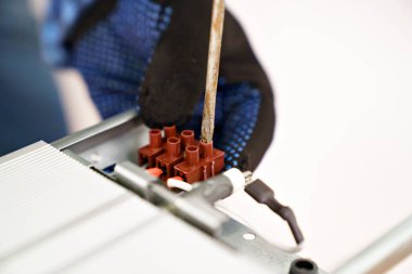 Erkek eli eldivende Kızıl ötesi ısıtıcıda kontakları birbirine bağlar