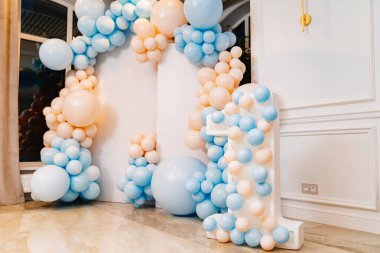 Balonlu fotoğraf bölgesi ve ilk doğum gününü kutlamak için bir numara.