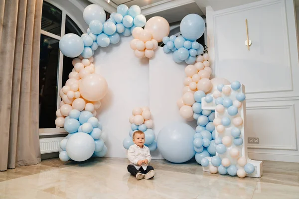 Μικρό αγόρι μπροστά από τη ζώνη φωτογραφιών με μπαλόνια — Φωτογραφία Αρχείου