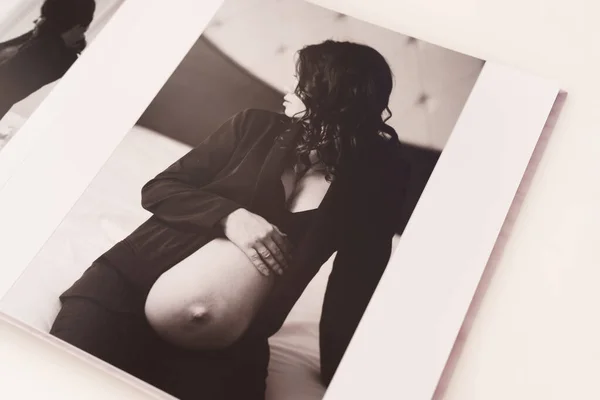 Çok güzel bir hamilelik fotoğrafı olan bir fotobook sayfaları.. — Stok fotoğraf