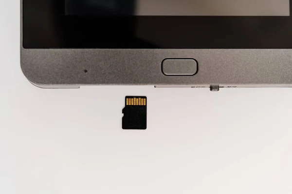 Parte da tela de vídeo do espião com unidade flash USB em um fundo branco — Fotografia de Stock