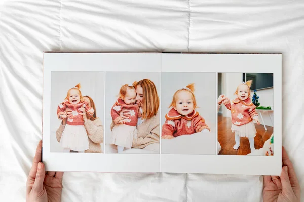 Χέρια με Photobook της οικογένειας στο σπίτι σε λευκό φόντο. μητέρα και κόρη. — Φωτογραφία Αρχείου