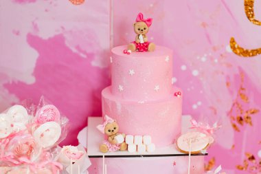 Kızların doğum günü partisi için çikolata. Pembe dekor. Oyuncak ayılı kek. 