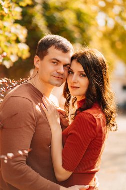 Güz yürüyüşüne çıkmış güzel, mutlu bir çift.. 