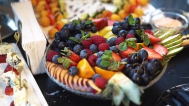 Bayram sofrası için tabakta meyve tabağı.