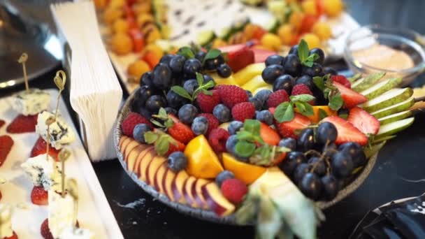 Gyümölcstálca egy tányéron egy ünnepi asztalhoz. — Stock videók