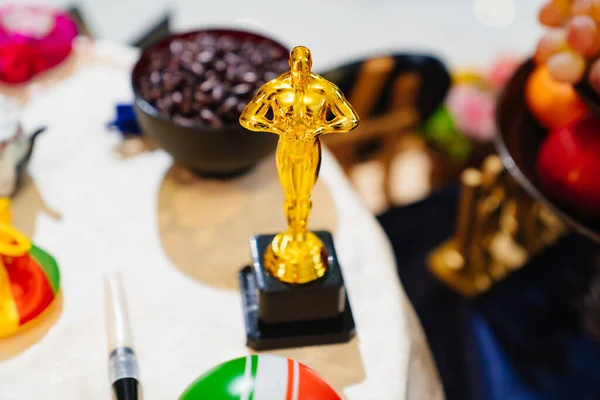 Статуэтка из золотого Оскара. юмористический подарок для любителя кино. — стоковое фото