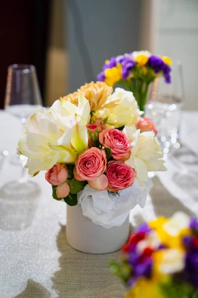 Hermoso ramo de flores de colores en una caja de sombreros en la mesa de comedor. — Foto de Stock