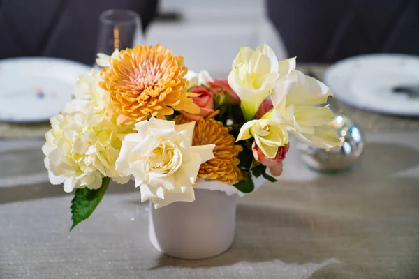 Schöner Strauß bunter Blumen in einer Hutschachtel auf dem Esstisch. — Stockfoto