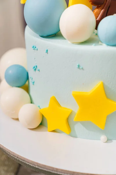 Del av blå tårta dekorerad med bollar, stjärnor gjorda av mastix och choklad. — Stockfoto