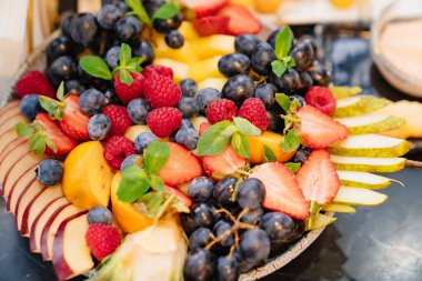 Bayram sofrası için tabakta meyve tabağı.