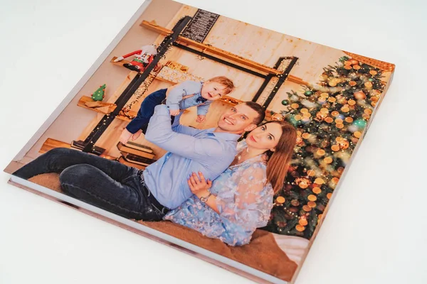 Obal fotoknihy s fotografiemi rodinného focení. — Stock fotografie