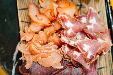 Tahta kesme tahtasındaki et kesikleri. Kurutulmuş et.. 