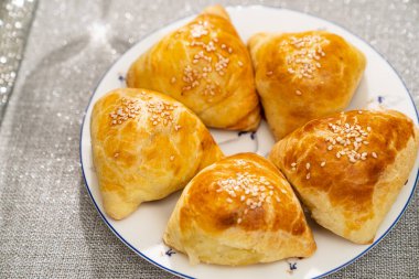 Samsa tabakta. Yağda kızartılmış ya da tuzlu dolgulu ulusal doğu yemekleri.