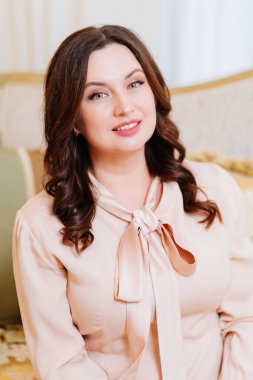 Zarif bej elbiseli esmer bir kadın. Kapat. portre. 