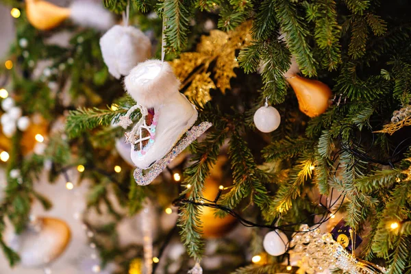 Skates. part of the Christmas tree with vintage toys and an electric garland. — Stock Photo, Image