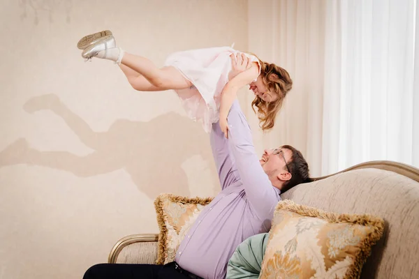 Papá juega con su hija y la vomita. amor paterno. — Foto de Stock