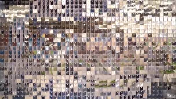 Wand aus vielen quadratischen funkelnden Pailletten. Fotozone — Stockvideo