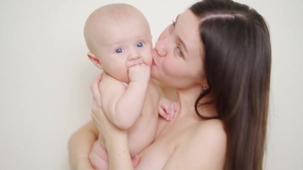 Bela e gentil mãe nua e bebê. infância feliz e maternidade. — Vídeo de Stock