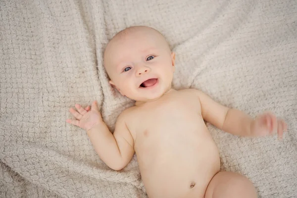 Pohled shora. Vtipné a krásné dítě na posteli. zdraví dětí. — Stock fotografie