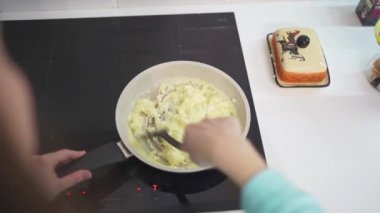 Bir kadın tavada omlet pişiriyor.. 