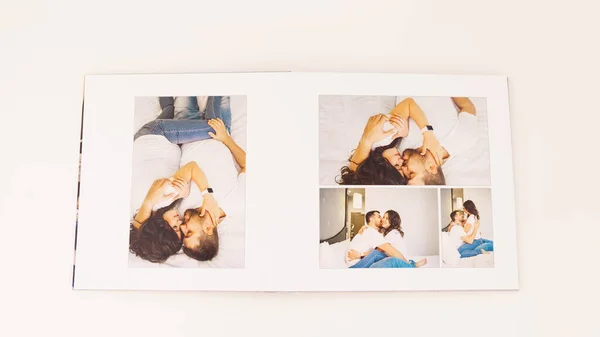 Les pages d'un photobook avec une belle séance photo de grossesse en couple. — Photo