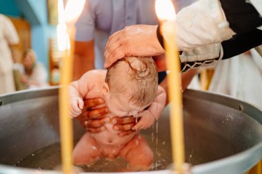 Bebek kilisedeki vaftiz töreninde kutsal suyla fonta indirildi.. 