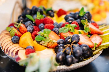 Bayram sofrası için tabakta meyve tabağı.