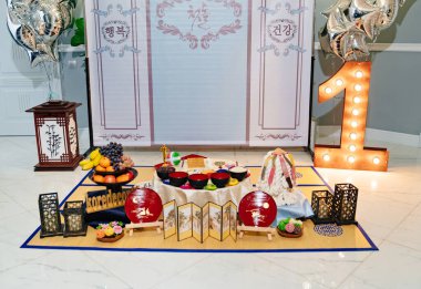 Fotoğraf bölgesi. Doljanchi için dekorasyon ve aksesuarlar. Bir Korelinin ilk doğum günü